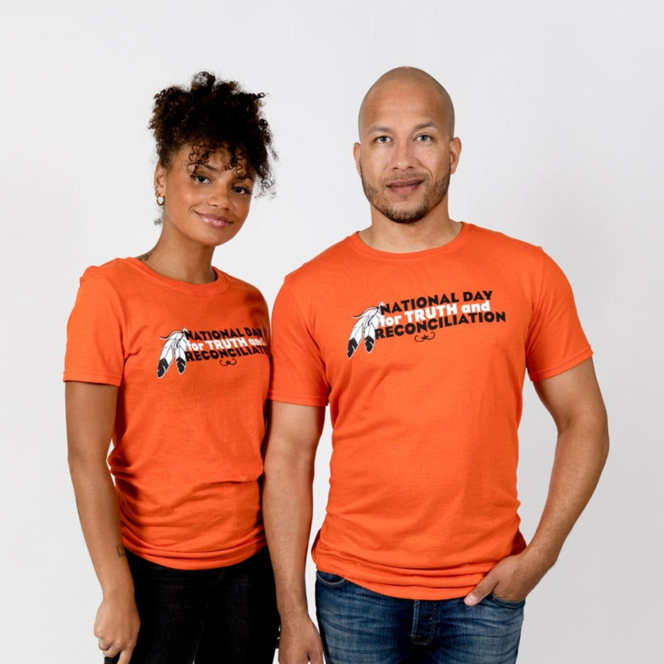 T-shirt orange adulte de Muin X Stanfield - JOURNÉE NATIONALE POUR LA VÉRITÉ ET LA RÉCONCILIATION "PLUMES"