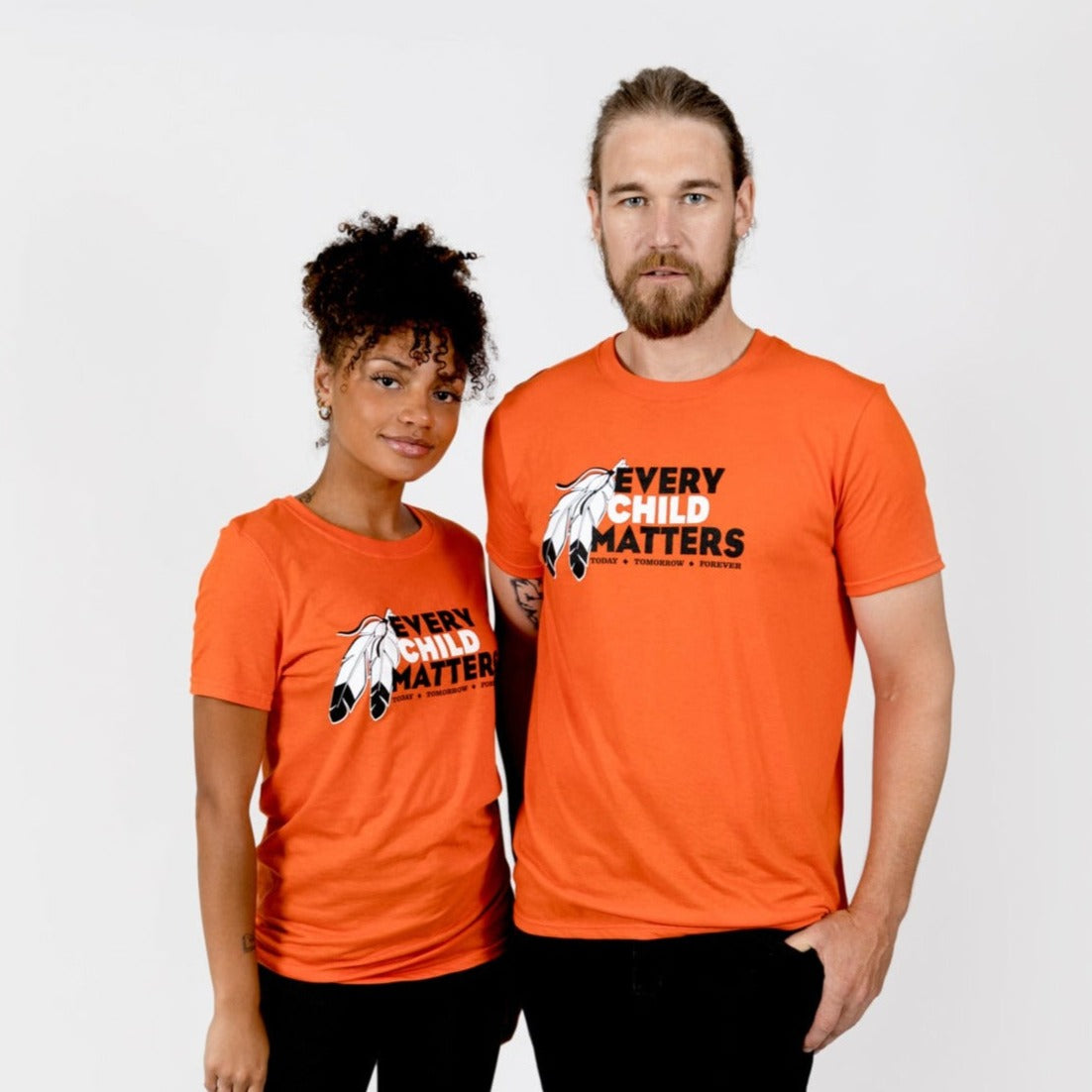 Camiseta naranja de adulto de Muin X Stanfield - CADA NIÑO IMPORTA "PLUMAS"