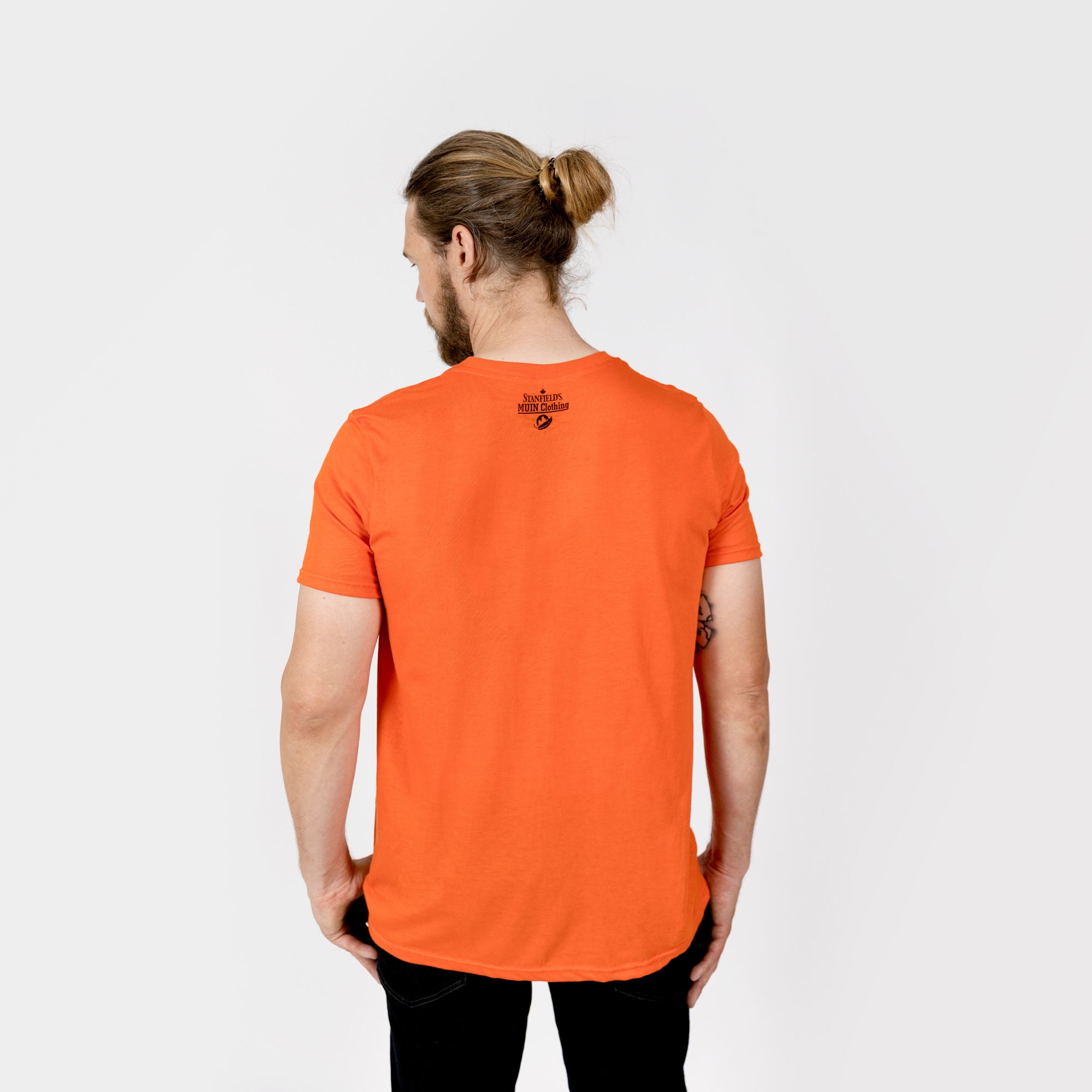 Camiseta naranja de adulto de Muin X Stanfield - CADA NIÑO IMPORTA "PLUMAS"