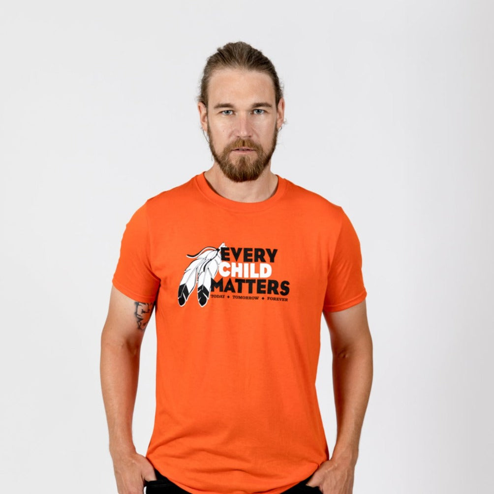 T-shirt orange adulte de Muin X Stanfield - CHAQUE ENFANT COMPTE "PLUMES"
