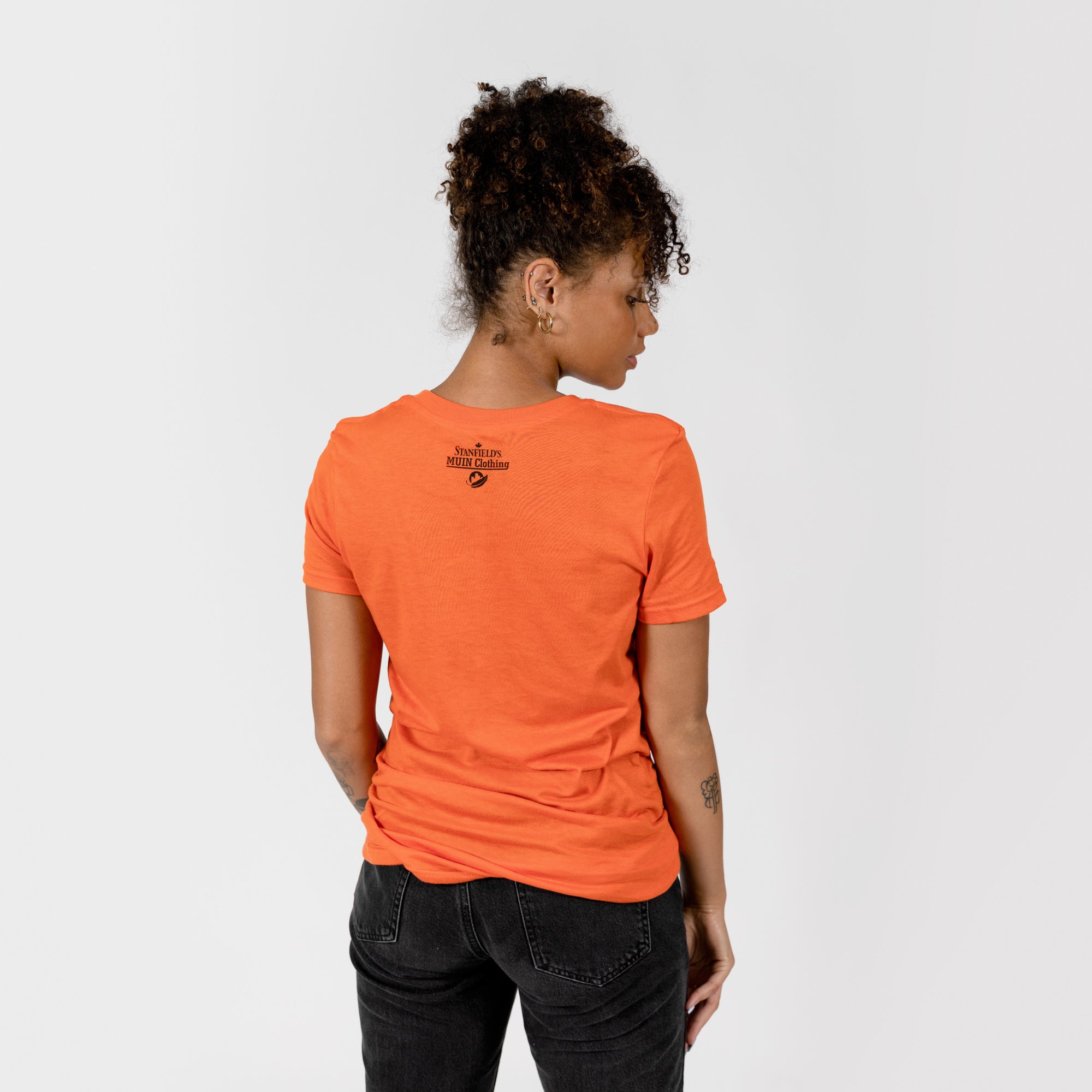 T-shirt orange adulte de Muin X Stanfield - JOURNÉE NATIONALE POUR LA VÉRITÉ ET LA RÉCONCILIATION "PLUMES"