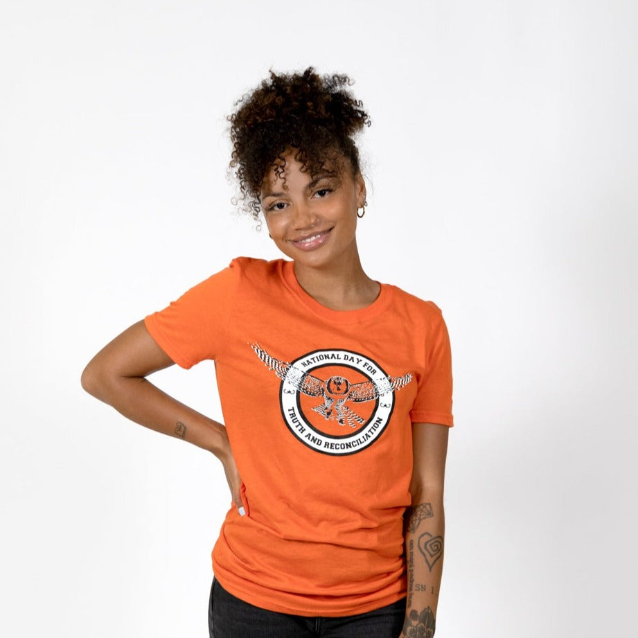 T-shirt orange adulte de Muin X Stanfield - JOURNÉE NATIONALE POUR LA VÉRITÉ ET LA RÉCONCILIATION "HIBOU"