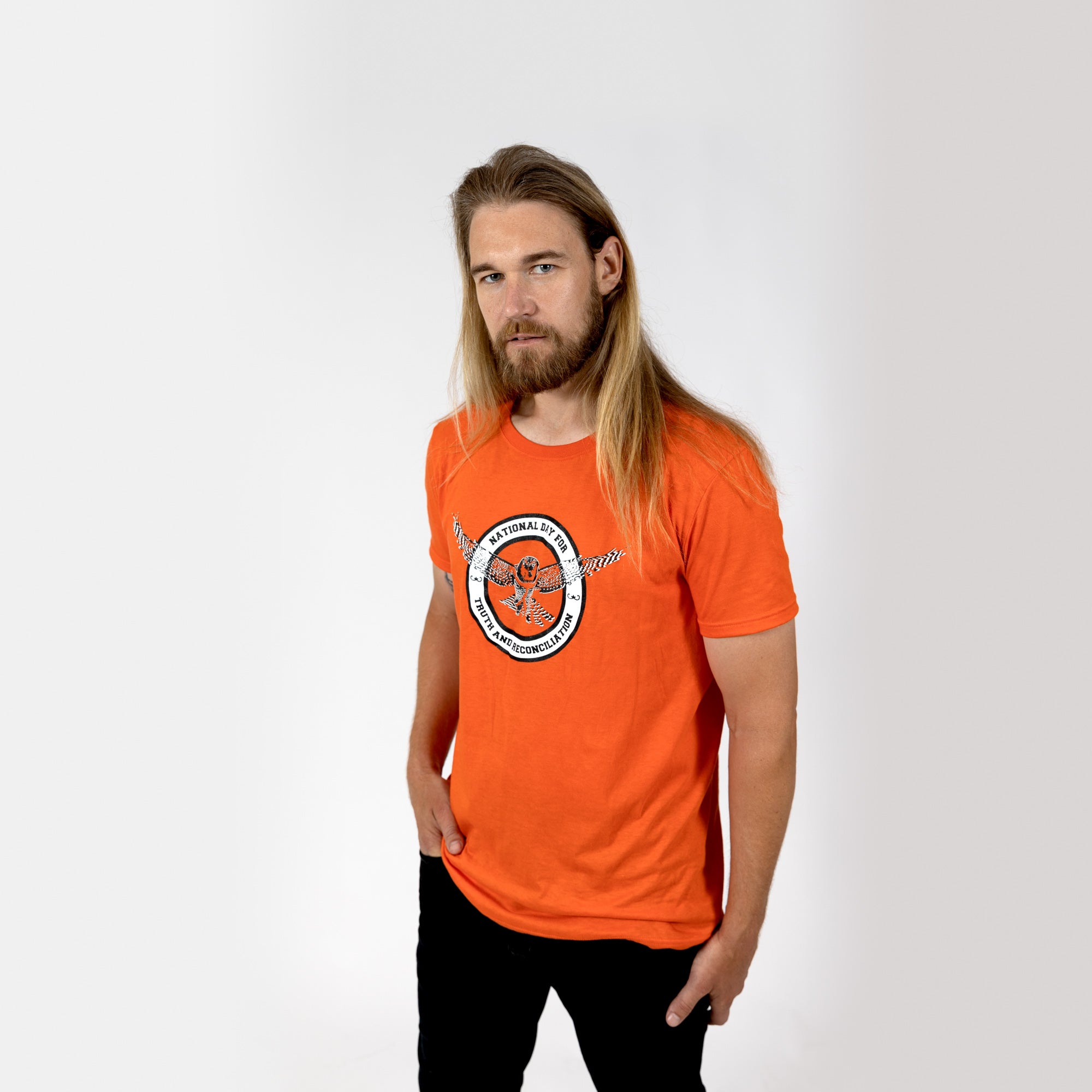 T-shirt orange adulte de Muin X Stanfield - JOURNÉE NATIONALE POUR LA VÉRITÉ ET LA RÉCONCILIATION "HIBOU"