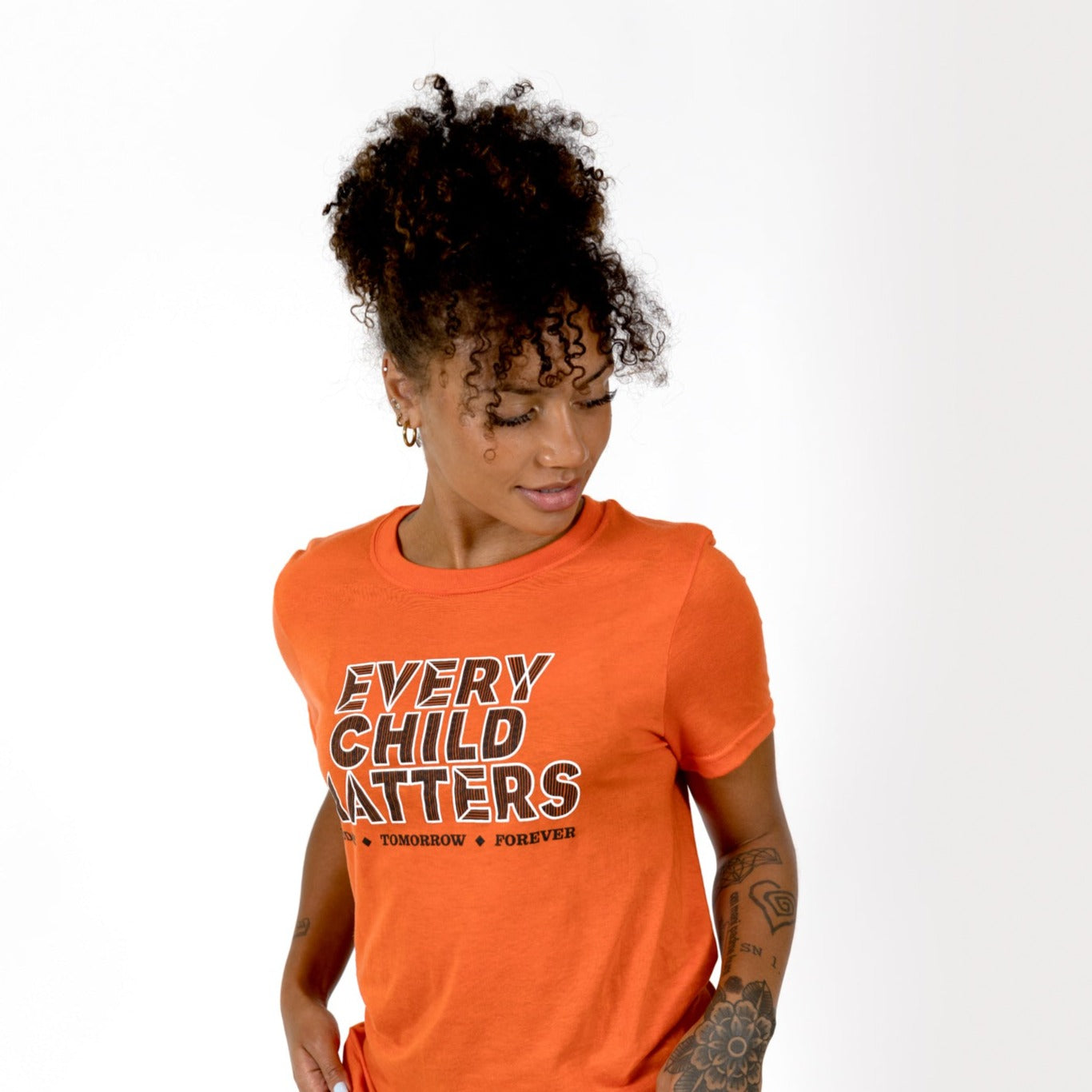 T-shirt orange adulte de Muin X Stanfield - CHAQUE ENFANT COMPTE "PLUME"