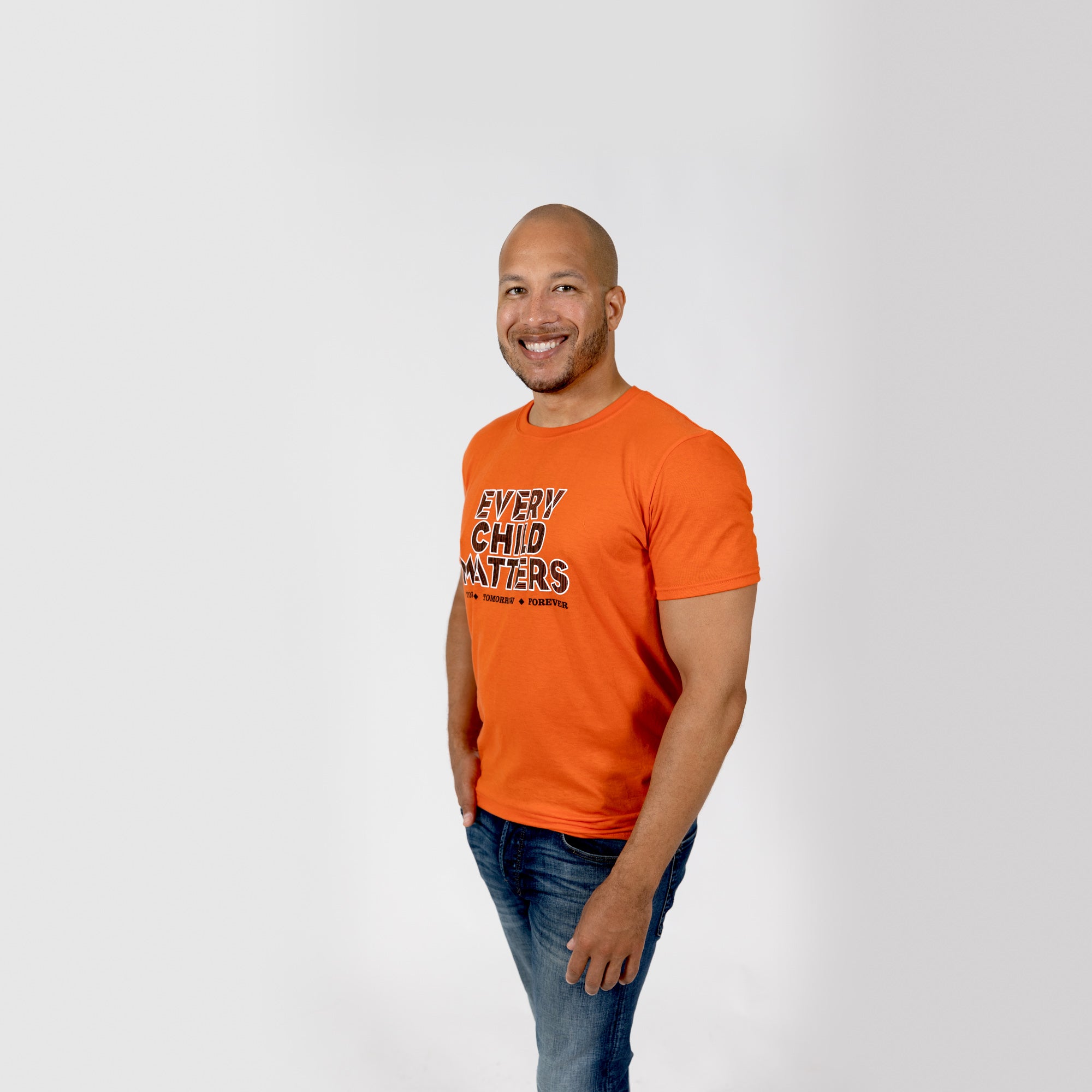 Camiseta naranja para adultos de Muin X Stanfield - CADA NIÑO IMPORTA "QUILL"
