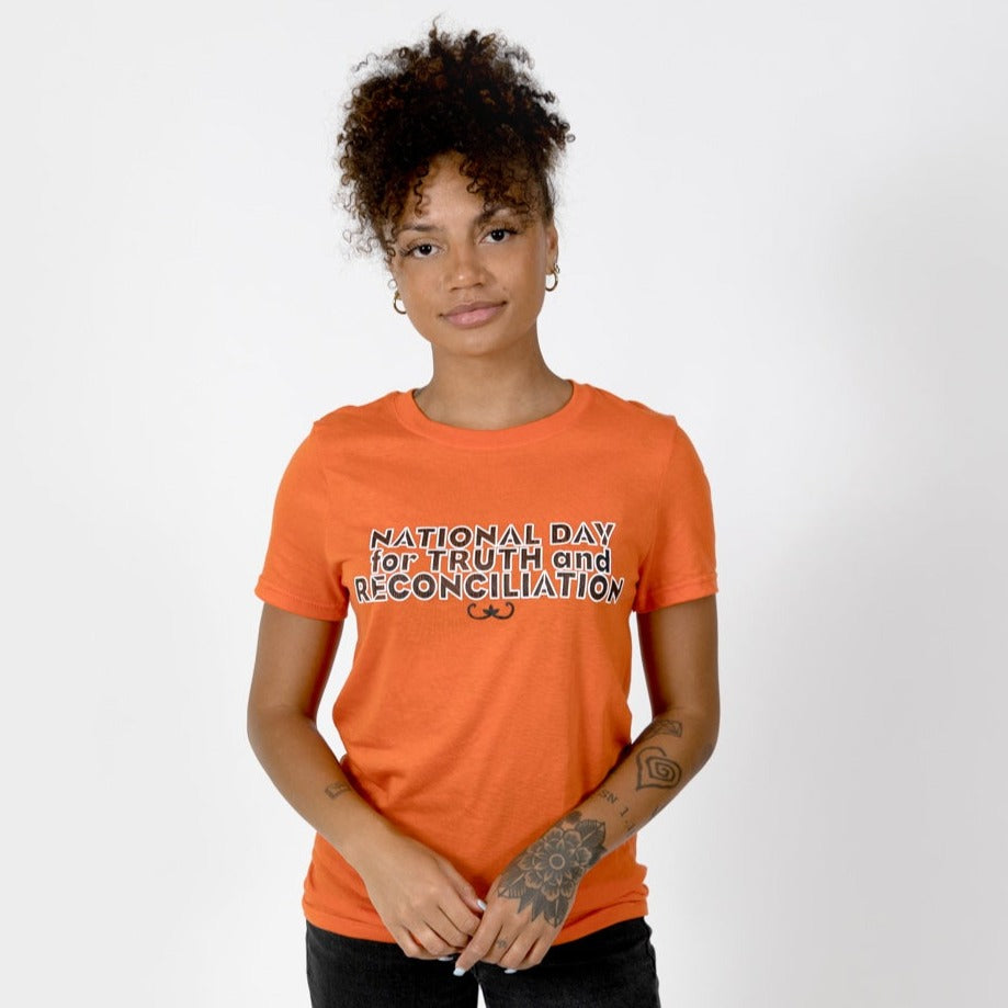 T-shirt orange adulte de Muin X Stanfield - JOURNÉE NATIONALE POUR LA VÉRITÉ ET LA RÉCONCILIATION "PLUME"