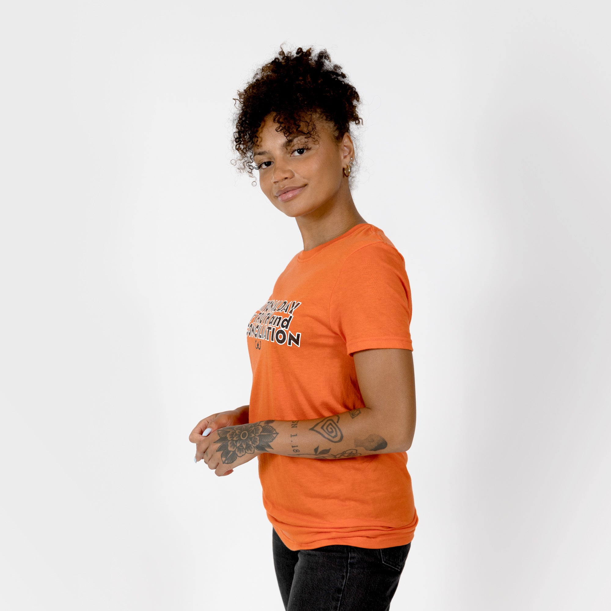 T-shirt orange adulte de Muin X Stanfield - JOURNÉE NATIONALE POUR LA VÉRITÉ ET LA RÉCONCILIATION "PLUME"