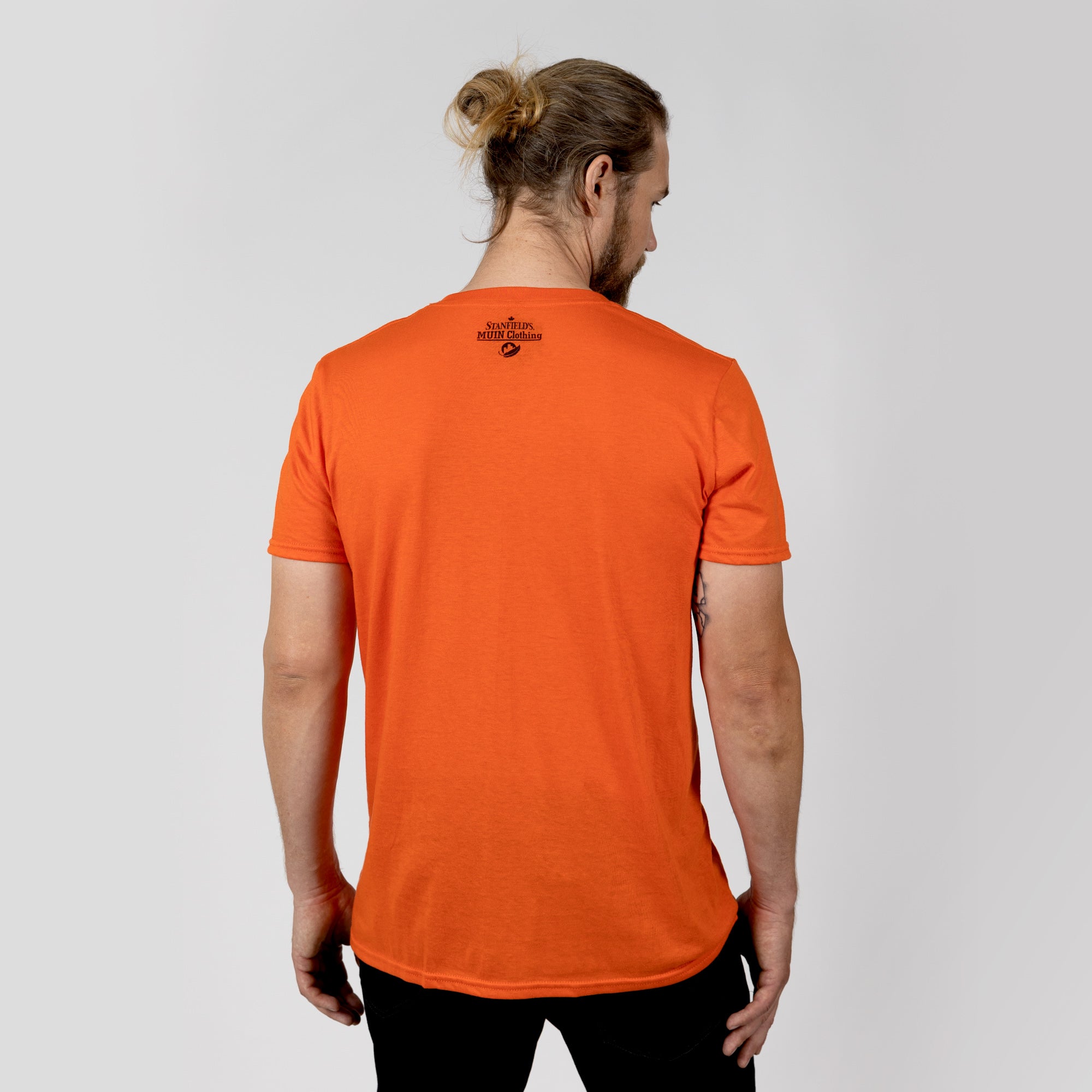 T-shirt orange adulte de Muin X Stanfield - JOURNÉE NATIONALE POUR LA VÉRITÉ ET LA RÉCONCILIATION "PLUME"