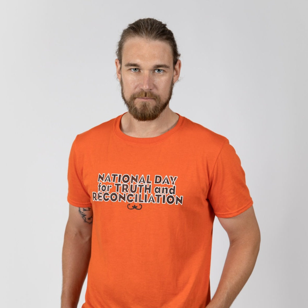 T-shirt orange adulte de Muin X Stanfield - JOURNÉE NATIONALE POUR LA VÉRITÉ ET LA RÉCONCILIATION "PLUME"
