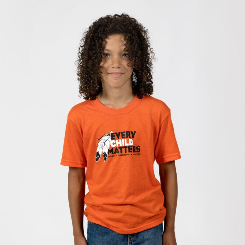 Camiseta naranja juvenil de Muin X Stanfield - CADA NIÑO IMPORTA "PLUMAS"