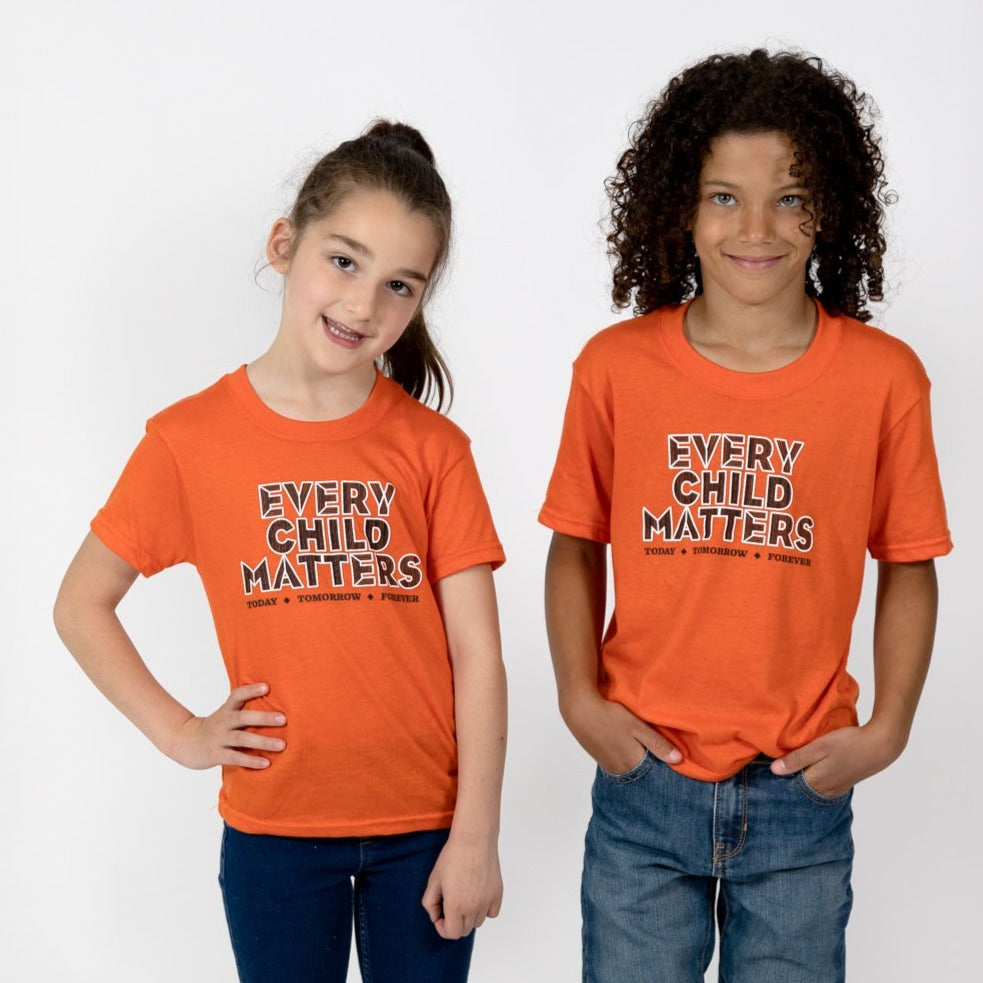 Camiseta naranja juvenil de Muin X Stanfield - CADA NIÑO IMPORTA "QUILL"